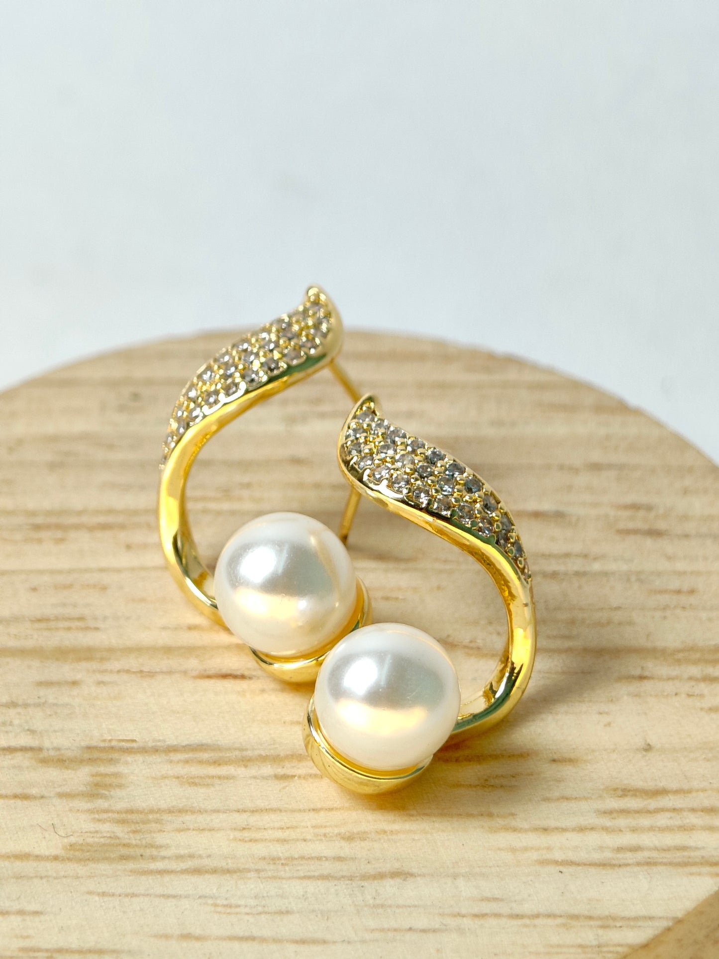 Rohari - Golden Curve Pearl Earring Studs