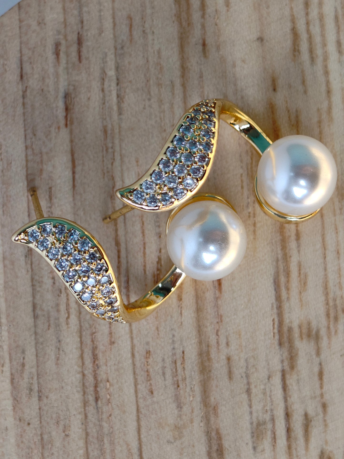 Rohari - Golden Curve Pearl Earring Studs